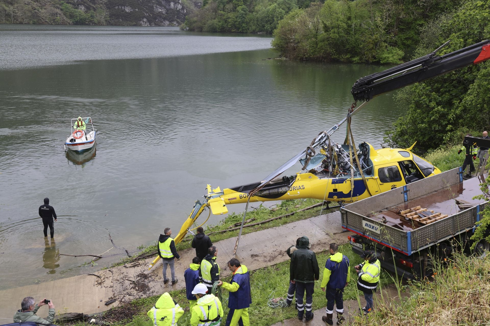 Localizan el helicóptero que se cayó al embalse de Tanes: está boca abajo a 10 metros de profundidad