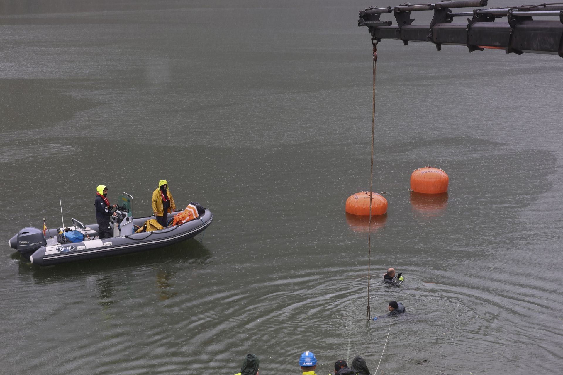 Localizan el helicóptero que se cayó al embalse de Tanes: está boca abajo a 10 metros de profundidad