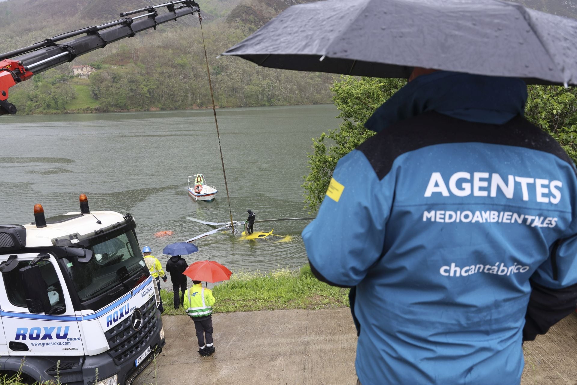Localizan el helicóptero que se cayó al embalse de Tanes: está boca abajo a 10 metros de profundidad