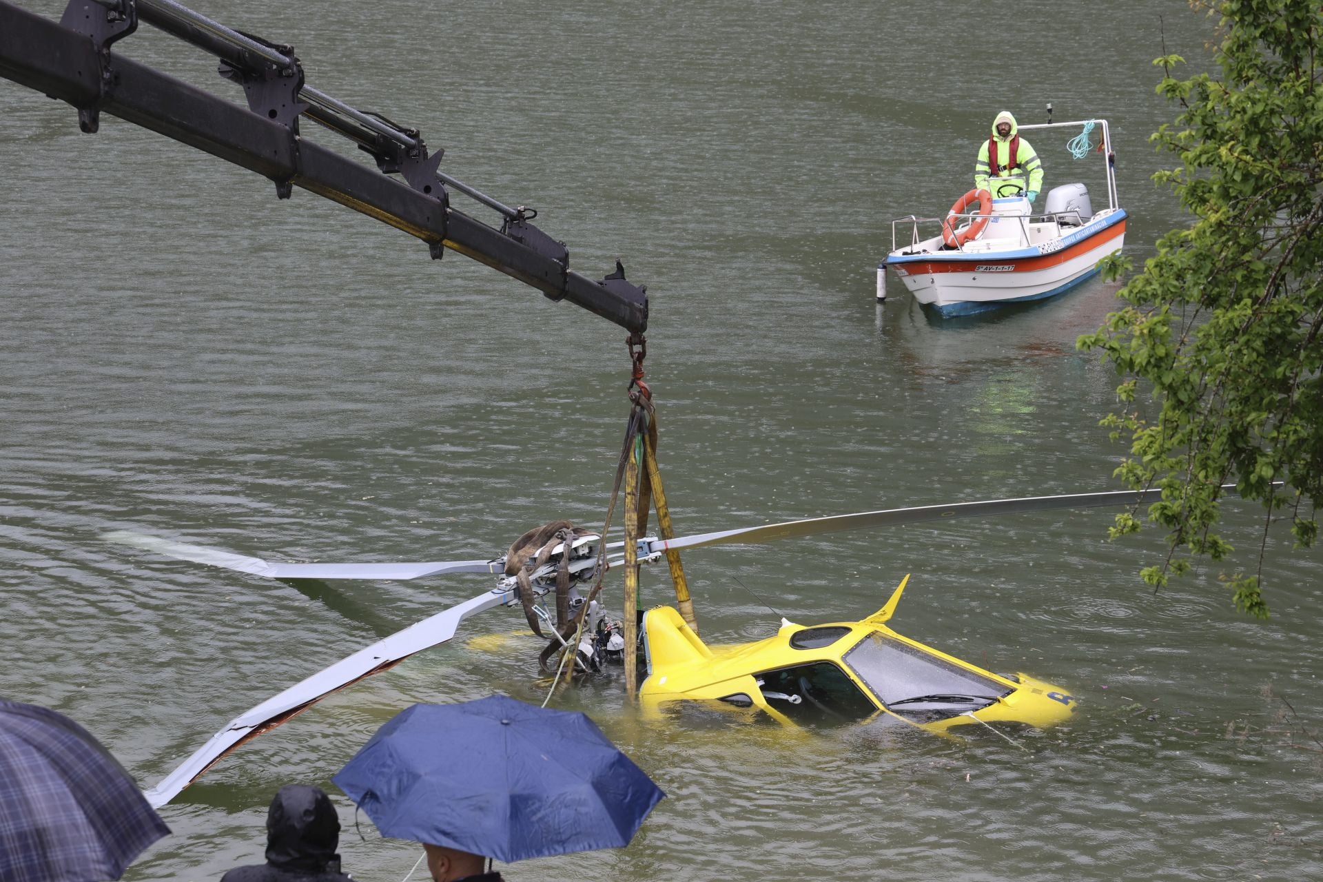 Localizan el helicóptero que se cayó al embalse de Tanes: está boca abajo a 10 metros de profundidad