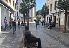 Vecinos de Villaviciosa por la calle Valle Ballina y Fernández