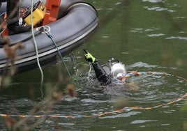 Localizan el helicóptero que se cayó al embalse de Tanes: está boca abajo a 10 metros de profundidad