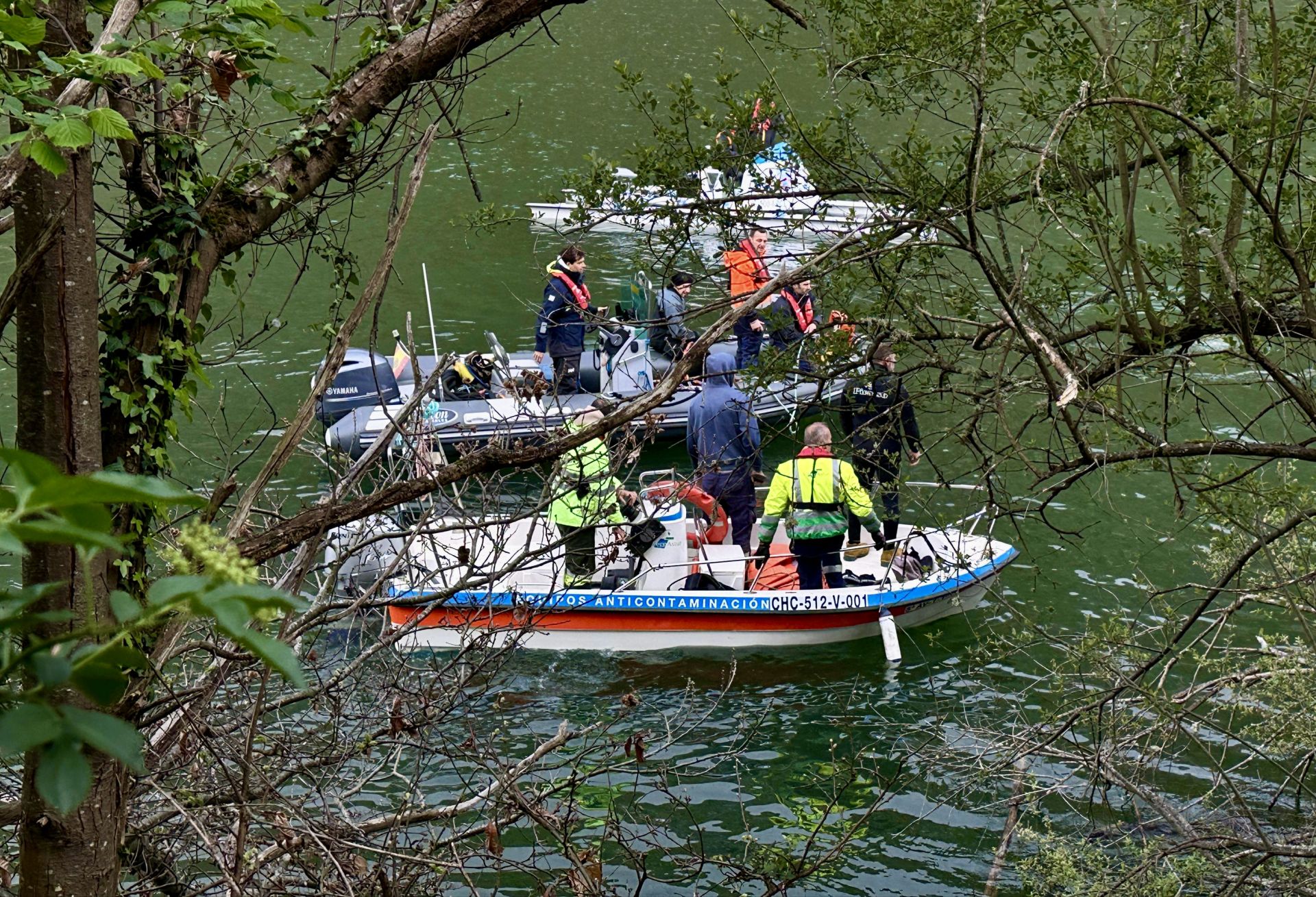 Localizan el helicóptero que se cayó al embalse de Tanes: está boca abajo a 10 metros de profundidad
