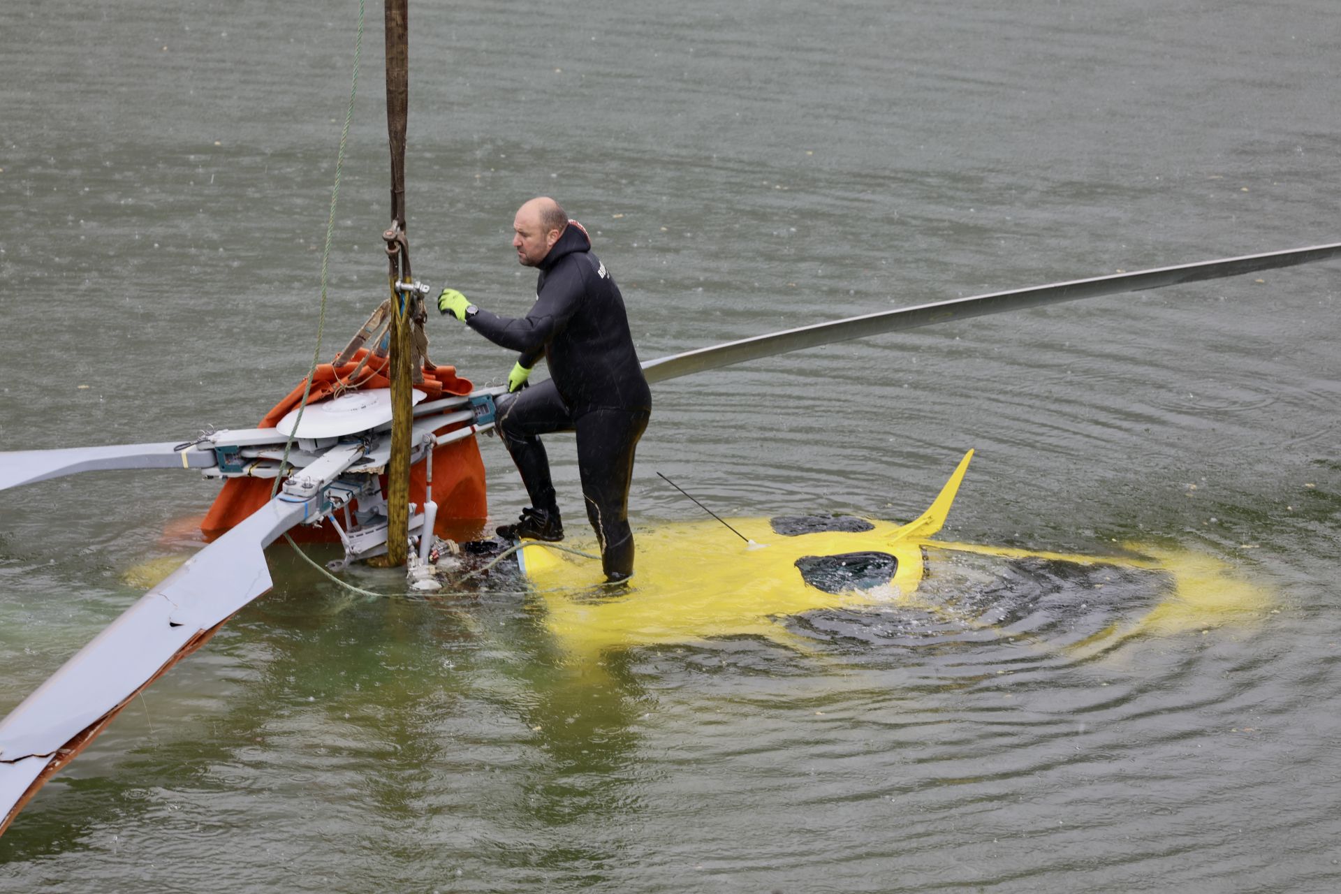 Localizan el helicóptero que se cayó al embalse de Tanes: está boca abajo a 10 metros de profundidad