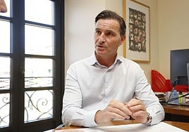 El concejal de Relaciones Institucionales de Gijón, Jorge González-Palacios, en su despacho de la Casa Consistorial.