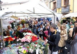 Colas que se formaron ayer toda la mañana en una de las floristerías del mercado de El Fontán