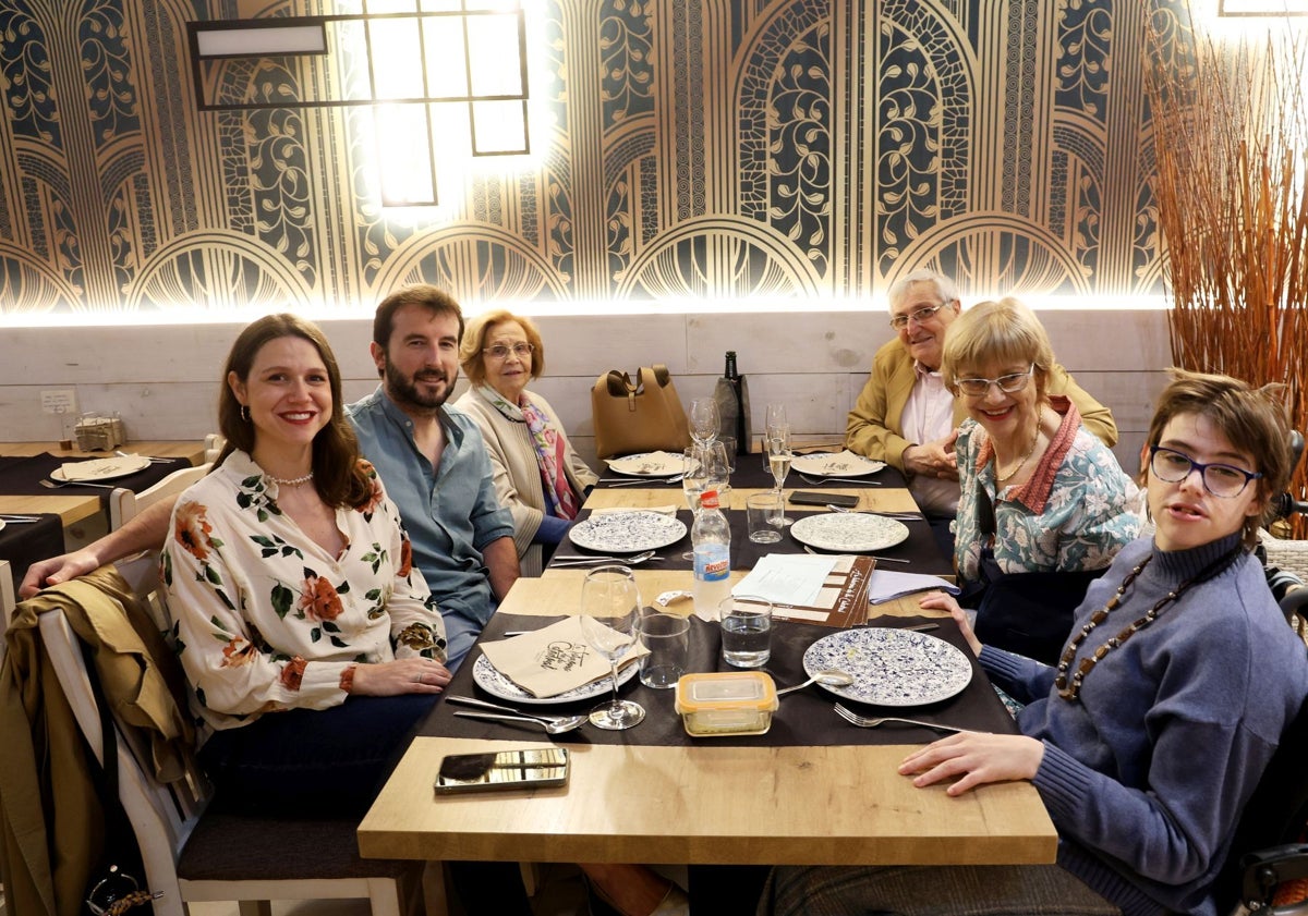 Imagen principal - El Día de la Madre se disfruta en Oviedo con comidas en familia y flores