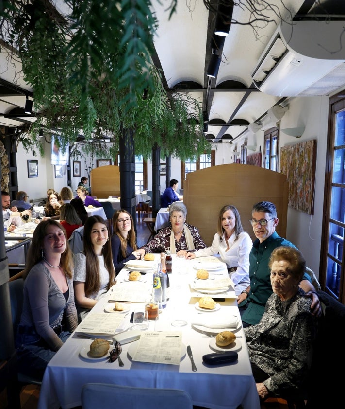 Imagen secundaria 2 - El Día de la Madre se disfruta en Oviedo con comidas en familia y flores