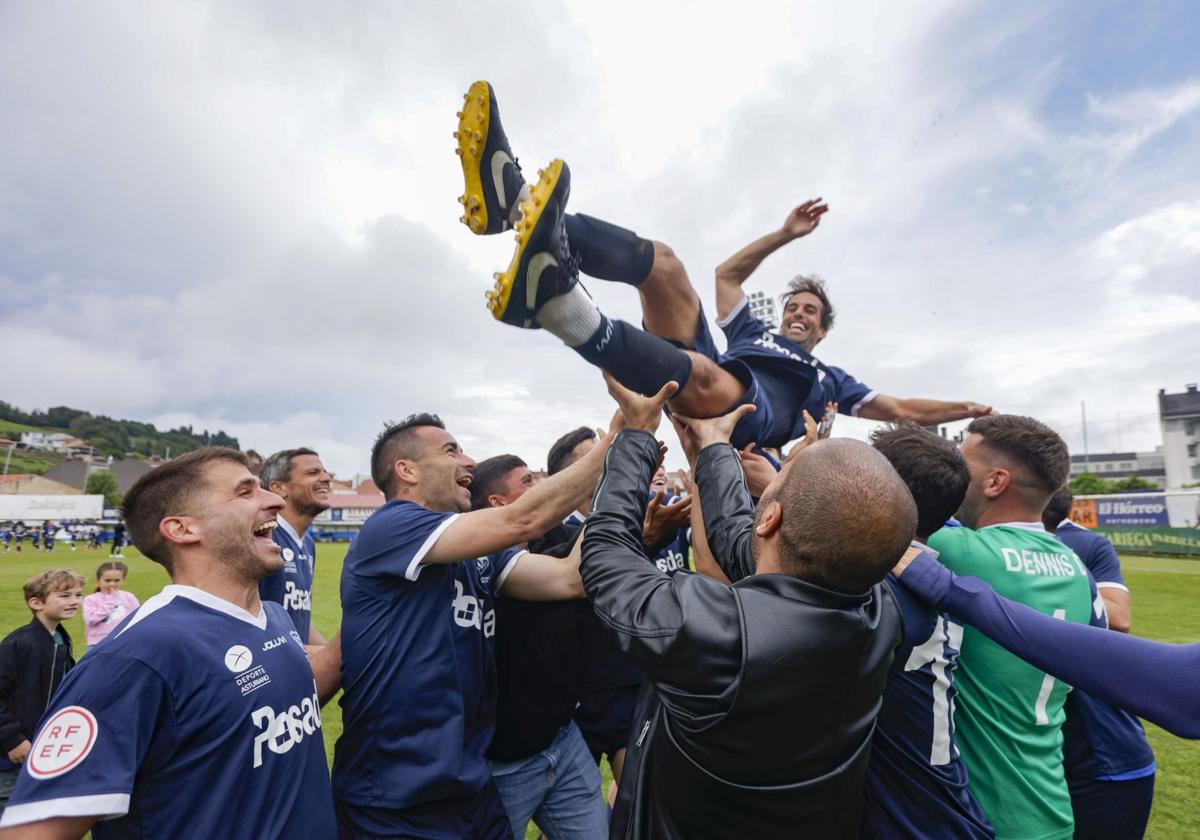 Los jugadores del Marino de Luanco celebran la permanencia en Segunda RFEF.