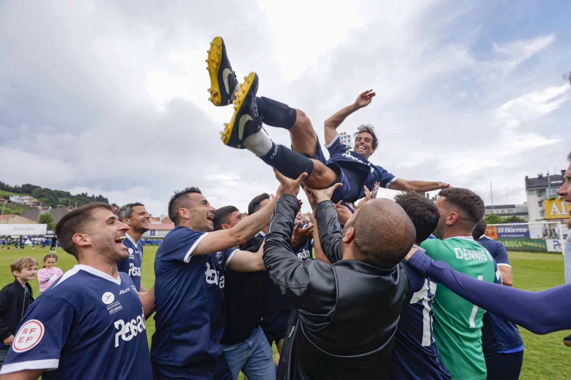 El Marino de Luanco celebra su permanencia en Segunda RFEF