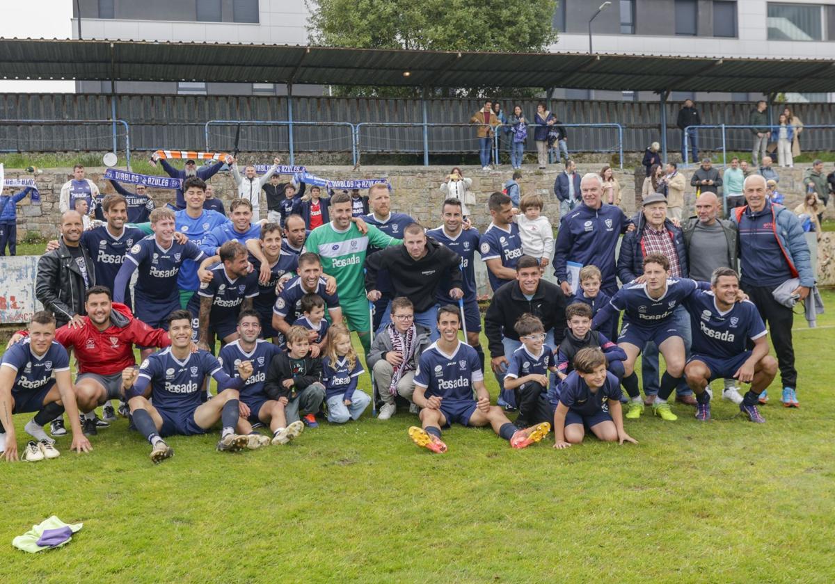 El Marino de Luanco celebra su permanencia en Segunda RFEF