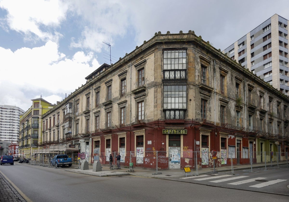 Arranca el derribo de la manzana degradada de la plaza de Europa de Gijón, donde vivió el pintor Nicanor Piñole
