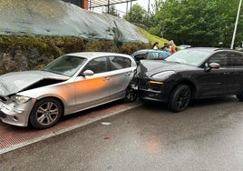 El vehículo del conductor chocó contra otros cuatro estacionados en la calle.
