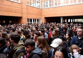 Médicos que realizaron el examen MIR en Asturias, el pasado enero, minutos antes de la prueba.
