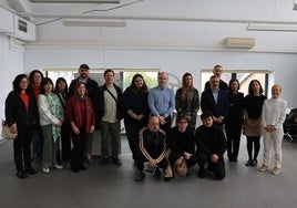 Pablo León, director general de Patrimonio Cultural del Principado; la concejala de Economía, Empleo, Turismo e Innovación, Ángela Pumariega, y el director gerente de Gijón Impulsa, Luis Díaz, con los emprendedores seleccionados dentro del programa de residencias LABoral_Impulsa, que arrancó hoy.