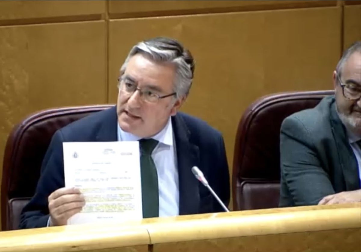 Pablo González muestra la respuesta del Ministerio de Agricultura sobre si la Gran Senda del Navia es o no prioritaria, durante el debate de esta tarde en el Senado.