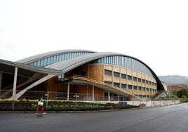 Fachada principal del Palacio de los Deportes, completamente renovada, al igual que el vial. FOTOS:ALEX PIÑA