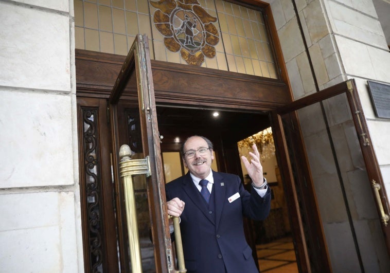 El jefe de sala, Jesús Díez, lleva 30 años abriendo las puertas del Teatro Jovellanos.