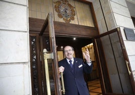 El jefe de sala, Jesús Díez, lleva 30 años abriendo las puertas del Teatro Jovellanos.