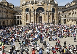 Participantes en la concentración de Vespas que tuvo lugar en el patio de la Antigua Universidad Laboral de Gijón