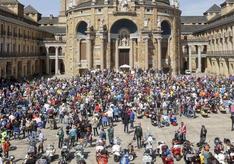 Participantes en la concentración de Vespas que tuvo lugar en el patio de la Antigua Universidad Laboral de Gijón