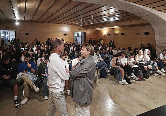 La alcaldesa de Avilés, Mariví Monteserín, charla con el director de la Esapa, César Menéndez.