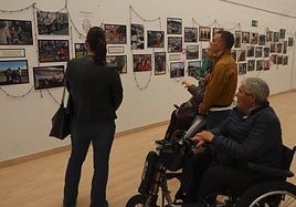 Iván Fernández y Patricia Suárez junto a miembros de Difac durante su visita a la exposición en el centro social y de mayores de Las Vegas.