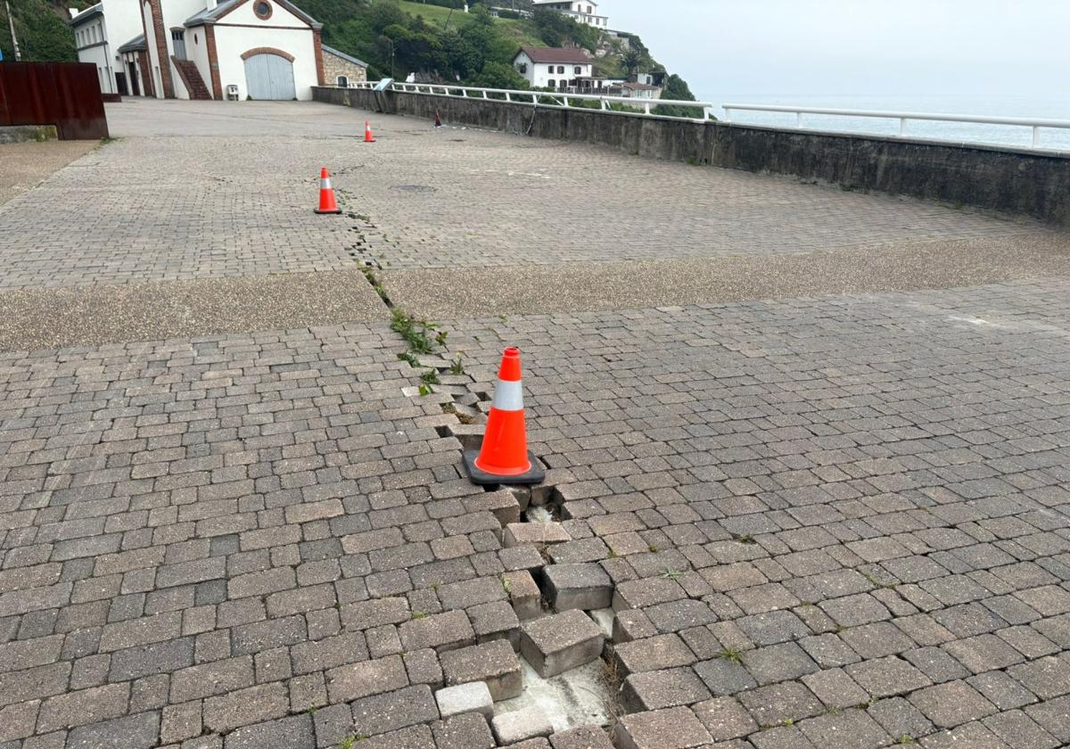 Preocupación en Arnao por las grietas en el paseo de la playa