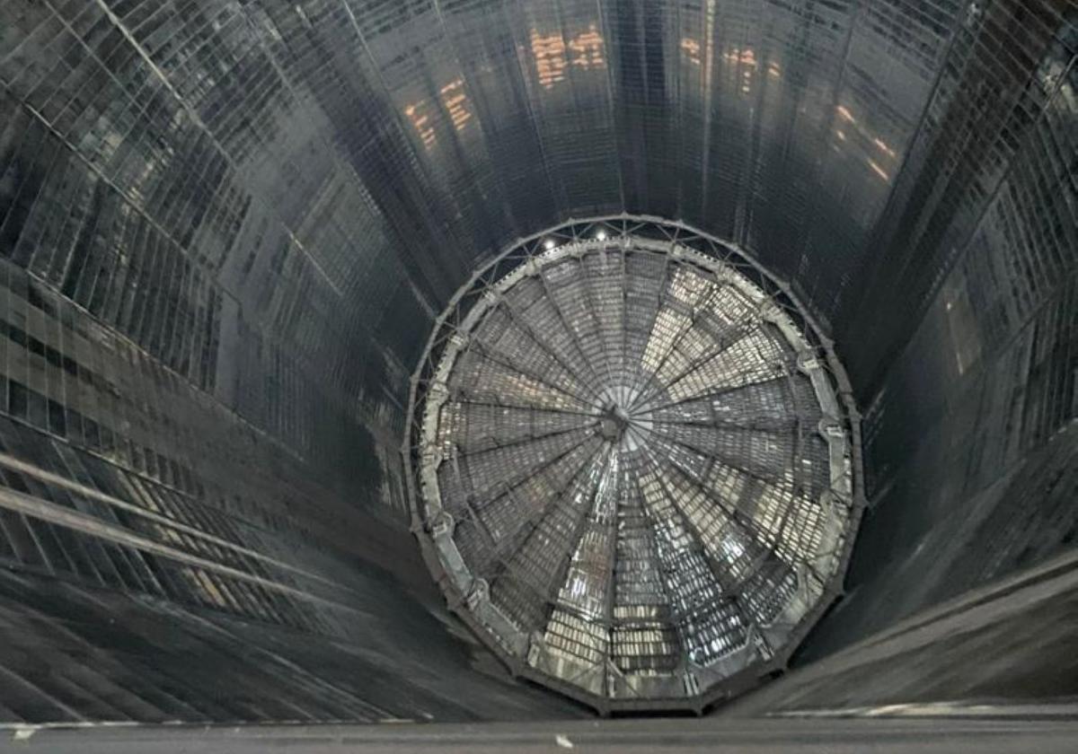Vista del interior del gasómetro II de baterías de cok.