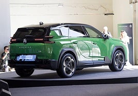 La versión híbrida enchufable cuenta con más de 100 kilómetros de autonomía eléctrica en ciudad.