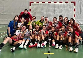 El equipo cadete del Balonmano Gijón, después de coronarse como campeón de Asturias.