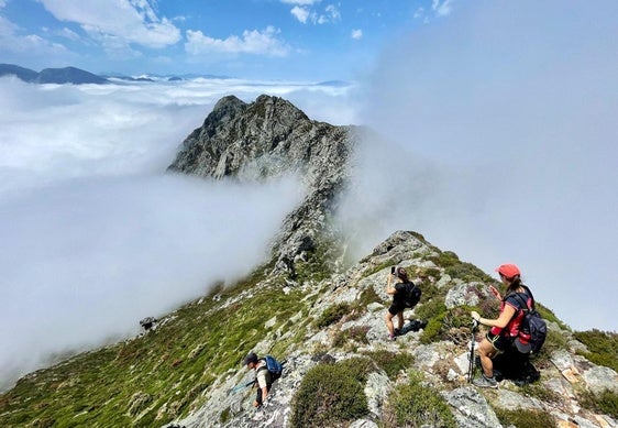 Dos fines de semana para escoger: el del 17 y 18 de mayo y el del 21 y 22 de junio. El plan de ruta, intenso: dos días de trekking por cresterías para conocer más de 15 cumbres y todos los rincones con magia que guarda esa zona de montaña conocida como el Alto Aller.