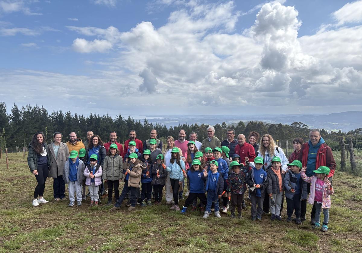 Foto de familia con todos los niños plantadores.