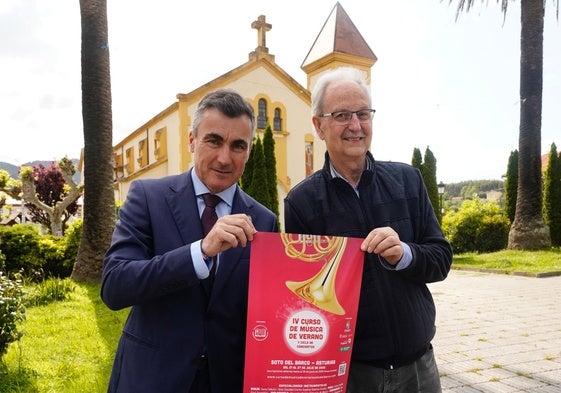 David Tarrio y el alcalde de Soto del Barco, José Manuel Lozano, ante la iglesia de Soto con el cartel anunciador del curso.