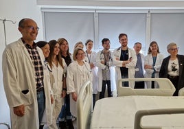 La consejera de Salud (izquierda), junto a la máxima responsable del Área Clínica del Pulmón, en la nueva Unidad de Cuidados Respiratorios Intermedios del HUCA