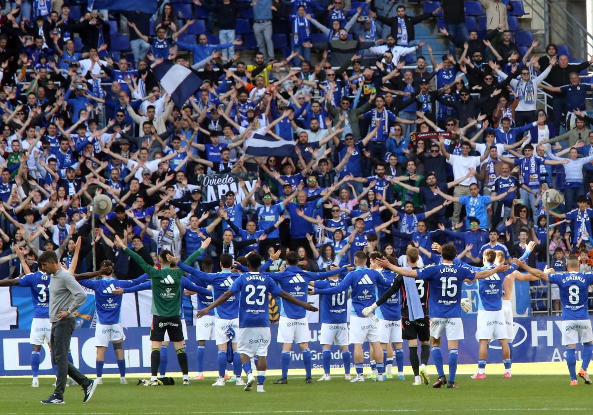 La afición del Real Oviedo coge sitio para la 'final' de Santander