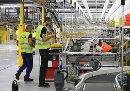 Personal en las instalaciones de Amazon en Bobes.