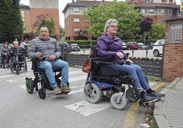 El concejal de Movilidad de Avilés, Pelayo García, comprueba los inconvenientes de los bordillos sin rebajar.