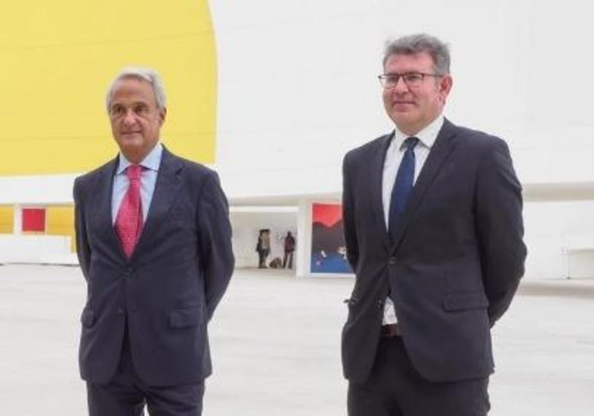 Joaquín Colubi, a la derecha, en un acto en el Centro Niemeyer junto al presidente del Tribunal Superior de Justicia de Asturias (TSJA), Jesús María Chamorro.