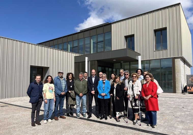 La consejera de Salud, Concepción Saavdera, en el centro, con el equipo de la gerencia del área sanitaria V, miembros de la asociación de vecinos de Nuevo Roces y de Cocemfe, durante la visita al consultorio.