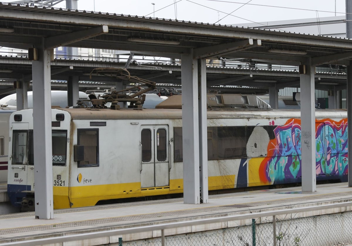 Dos grafiteros, a juicio por pintar vagones de tren en la estación de Pola de Laviana
