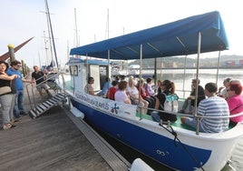 Un grupo de personas en uno de los barcos turísticos de Avilés.
