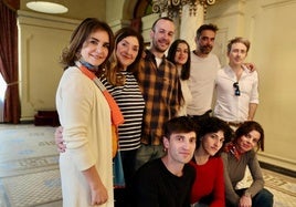 Yolanda Alonso, concejala de Cultura del Ayuntamiento de Avilés, en primer término, con el elenco de actores de 'Blaubeeren' en el Teatro Palacio Valdés.