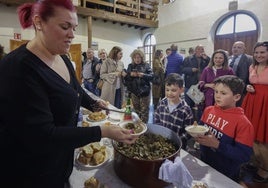 Unos jóvenes comensales, a punto de degustar una ración de llámpares en Quintes