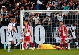 Los jugadores del Sporting de Gijón Maras y Kevin ven cómo celebran uno de los goles los jugadores del Castellón, mientras Yáñez observa desde el suelo el balón dentro de su portería.