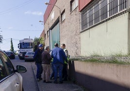 Varios trabajadores del polígono y compañeros de la víctima hablan de lo ocurrido delante de la nave del accidente