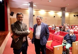 Miguel Rojo, jefe de Edición de EL COMERCIO, con Fulgencio Argüelles, antes de la presentación.
