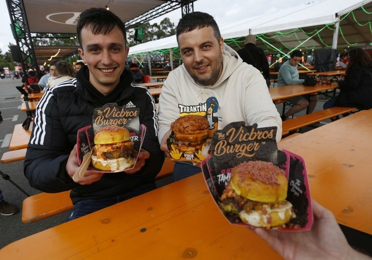 Javier Pealmier y Alberto Ferrer, dos amigos que comparten la pasión por las hamburguesas.