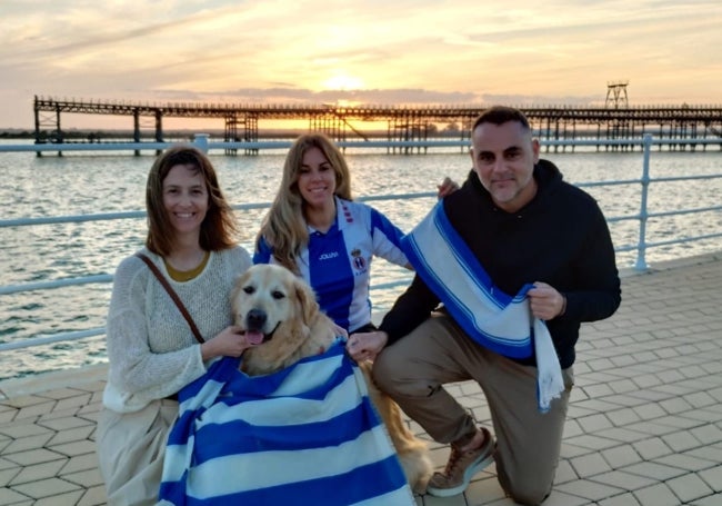 Luján León, en el centro, en Huelva junto a su marido Javi Barranco, su amiga asturiana María Díaz, y su perro 'Enzo'.