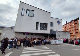 Los vecinos, durante la concentración ante el centro de salud de Ventanielles.